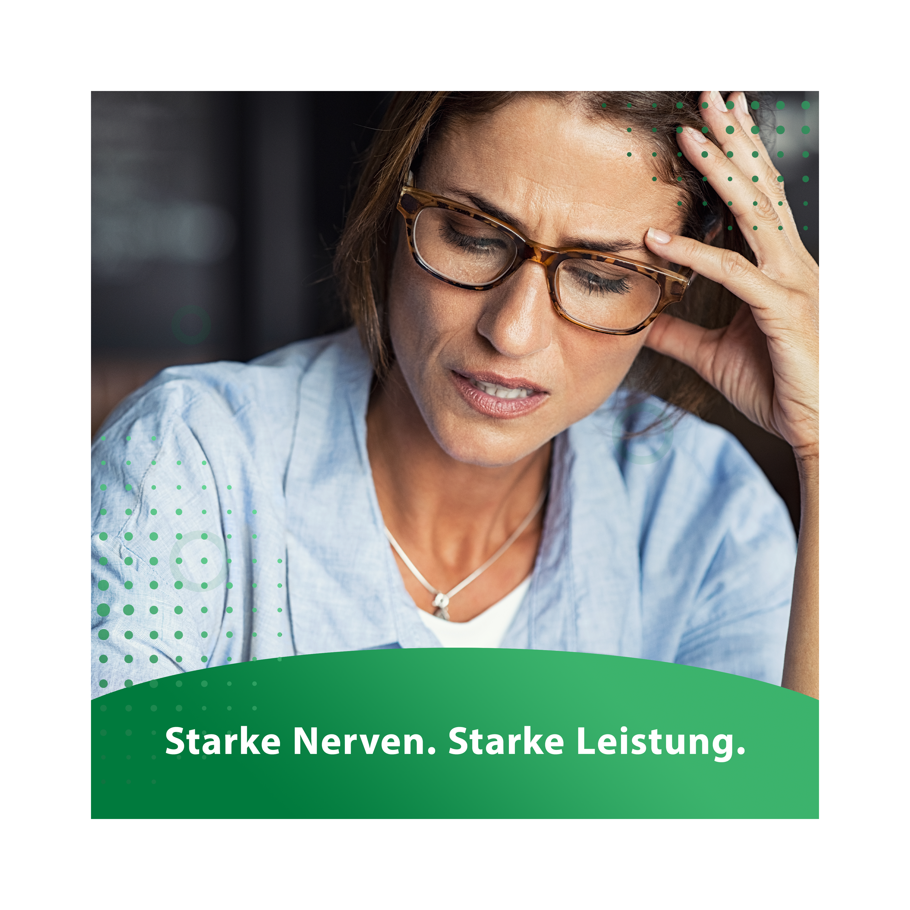 Gestresste Frau, die sich an den Kopf fasst. Titel: Starke Nerven. Starke Leistung.