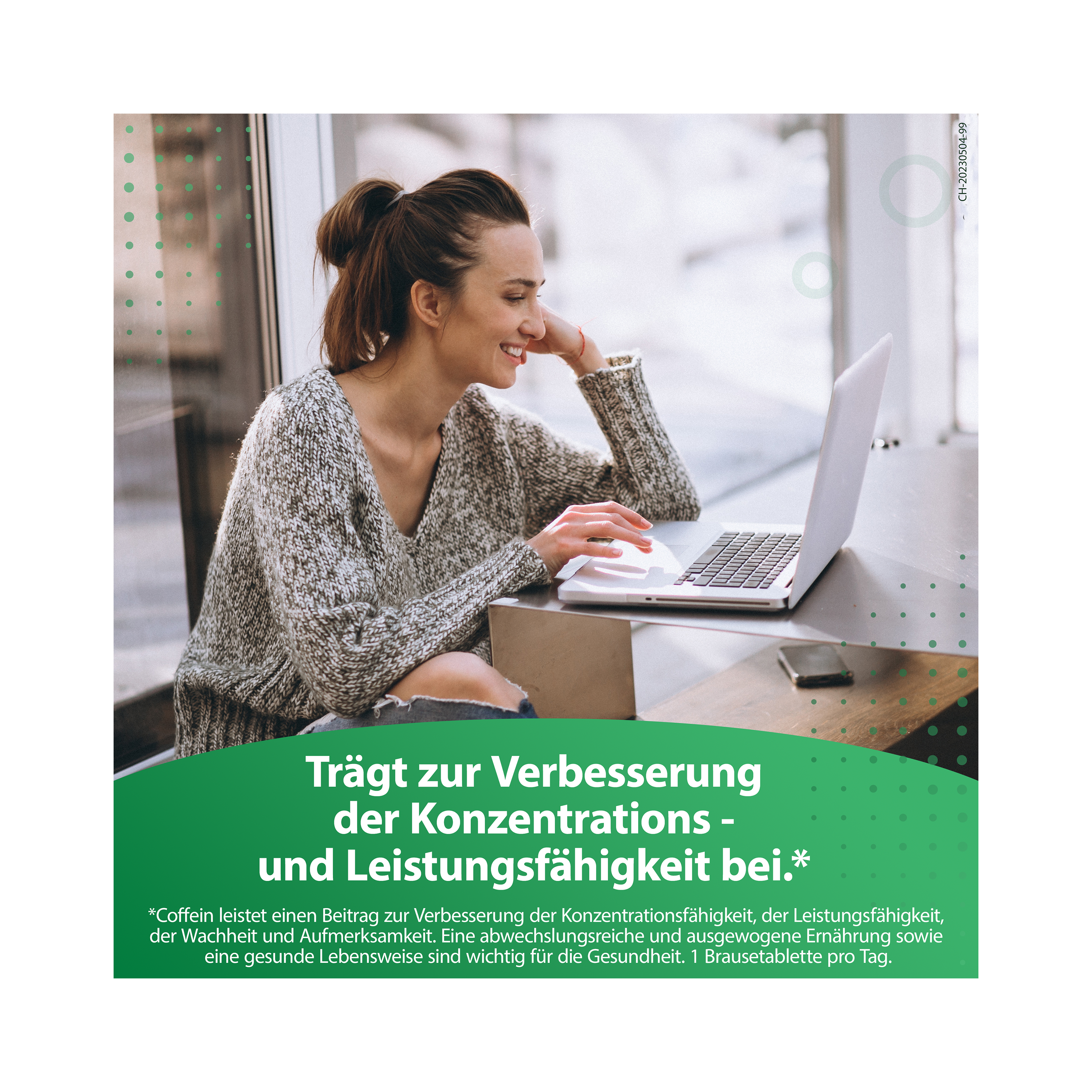 Lächelnde Frau am Laptop. Titel: Trägt zur Verbesserung der Konzentrations- und Leistungsfähigkeit bei. * Coffein leistet einen Beitrag zur Verbesserung der Konzentrationsfähigkeit, der Leistungsfähigkeit, der Wachheit und Aufmerksamkeit. Eine abwechslungsreiche und ausgewogene Ernährung sowie eine gesunde Lebensweise sind wichtig für die Gesundheit. 1 Brausetablette pro Tag.
